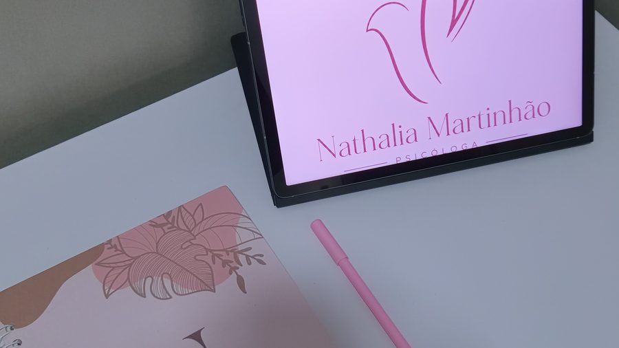 Caderno e tablet com a marca Nathalia Martinhão